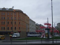 ホテルは駅前のメトロポル(左のレンガ色の建物)。ロータリーにはラトビア国旗がはためいています。
