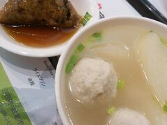 牛肉麺を食べに行く予定があったものの、あまりに疲れたしおなか減りすぎたしで「どうしようか〜」と話していると、友人の知人(台北に詳しい)からLINEが。「アリーナからホテルの間にある食堂の大根のスープとちまきがおいしいよ〜」とのことで、さっそく向かってみる。

「王記府城肉粽」という食堂。http://www.taipeinavi.com/food/163/
ホテルから5分ほどのところにありました。

まずトレイを持っておばちゃんのところで注文。日本語のメニューもあるので心配なし。これとこれを1つずつ〜とオーダーして、トレイに乗せてもらったのがこちら。私は肉粽(肉ちまき)と魚丸湯(カジキと大根のスープ)にしました。２つで105元。

このちまき、八角がめちゃくちゃ効いてる………＞＜！八角苦手な私にはちと辛かった…。でもスープはおいしかった〜！夜遅い時間に食べてもあっさりしてて、大根は味がしみておいしく、パクチーもウマー！どうもパクチーカウンターなるものがあって、そこで好きなようにパクチーを乗せれたらしい…知ってればめちゃくちゃ乗せたのにTTTT

ちなみに同行者はやはりスープと、違う種類のちまき(豆沙粽)という甘いちまきをたべたのですが、とても美味しかったそうです。

ということで、おなかいっぱいになりましたが、これ食器の返却そうするんだ？と思っていたら、テーブルに置きっぱなしでいいらしく。でもおばちゃん忙しそうな時はテーブルにたくさん食器が残ったままになってて、それくらいなら片づけもセルフにすればいいのに。