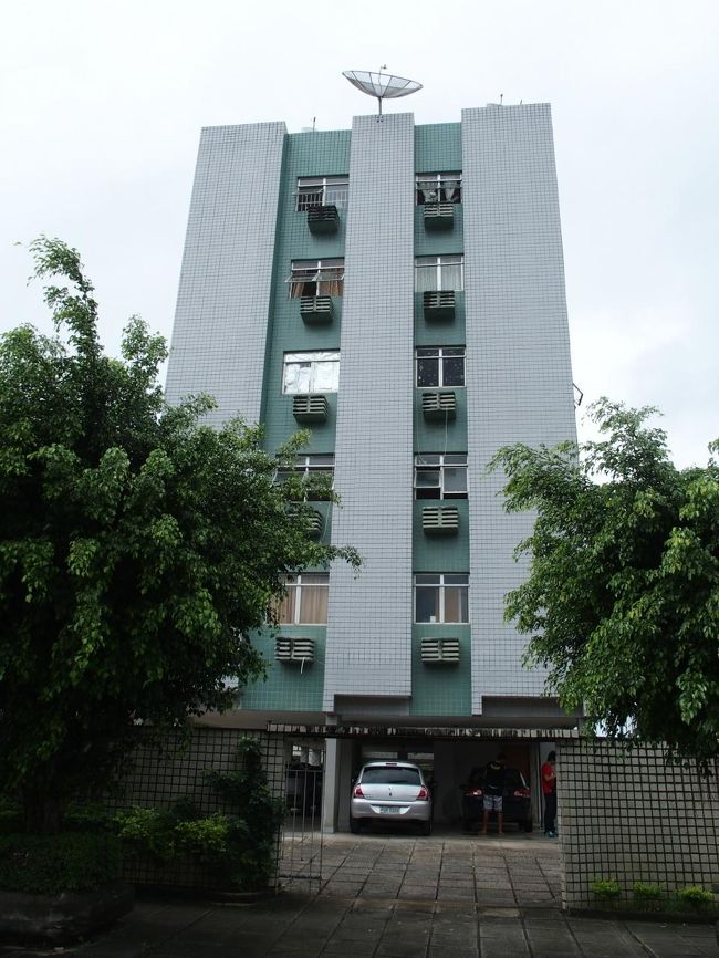 こういうマンションを改造した宿に泊まってました