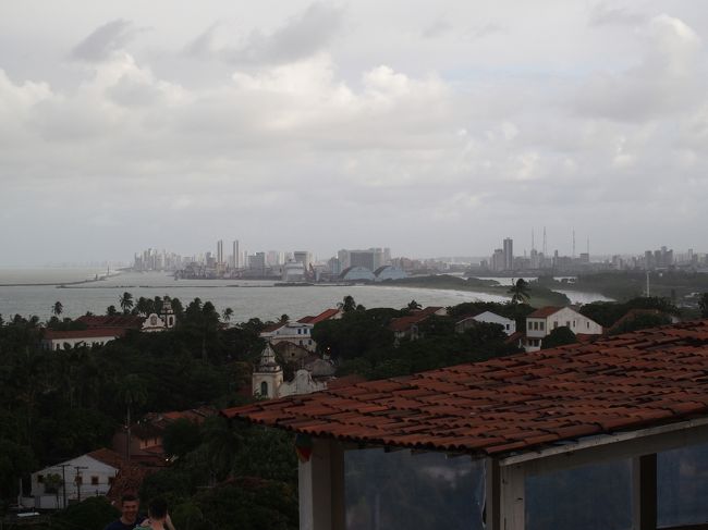 丘の上からRecife方面の海岸線を望む。雲が厚くなってきた