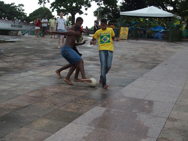 広場でフットサルをやってる地元民。さすがに上手い