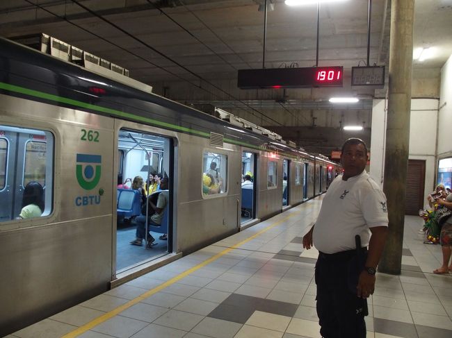 スタジアム方面行きの地下鉄