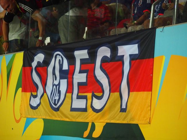 ゲルマンはGLは3試合とも北部ということで、合間に観戦に来たらしいSchalkeサポ。ただし、Recifeのスタジアムはなぜか横断幕厳禁らしく、貼るとすぐに係員が飛んできて撤去してしまうという酷い状況だった