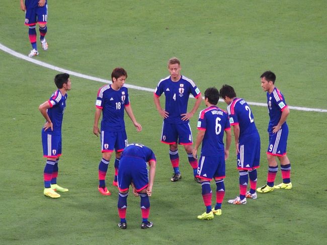 円陣を組みに集まってきた選手たち