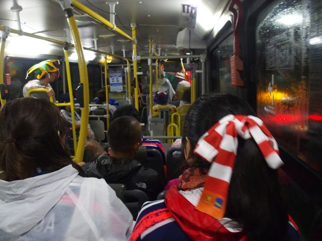 雨の中シャトルバスに戻る。サポはみんな疲弊してた