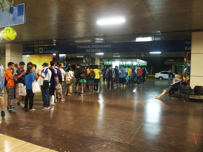 バスターミナルで荷物を受け取り、空港へのタクシーの列に並ぶが、1時間以上待たされる。その間に予約してたRio de Janeiro行きのフライトがキャンセルされたことを知るのだが。。。