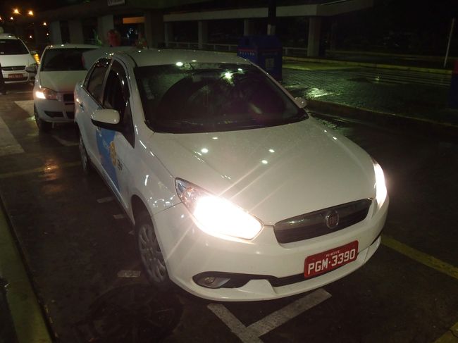 フライトはキャンセルされたが、予定通り飛んでたなら乗り遅れという厄介な状況で、とりあえず空港へ向かう。