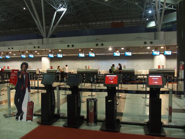 カウンターで恐る恐る事情を説明したら、あっさりと無料で後続の便に振り替えてもらえた。TAMの皆様、ムイト・オブリガード！！ただし翌朝の便になってしまったが