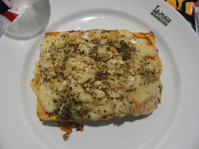 夜明け前にようやくピザの夕食にありつく