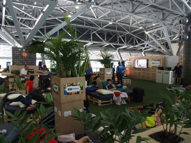 各空港にはこういう横になるスペースがあって、ここで夜を明かすことに。こういうスペースの存在は凄くありがたいのだが、同じエリアで寝てたサポがスリに遭ったとかいい環境とは言いがたいが。。。