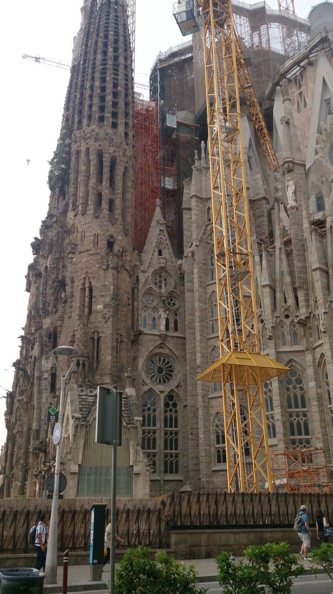 朝、駅で公共交通の10回券を購入してサグラダファミリアへ行きました。<br /><br />事前にネット予約した入場は9:00<br />地下鉄から地上に上がると目の前に本物が！<br />デカイ・・・と言う感じ<br /><br />