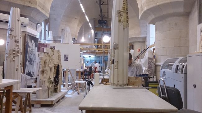 内部では作業場があって、外から見る事が出来ます。