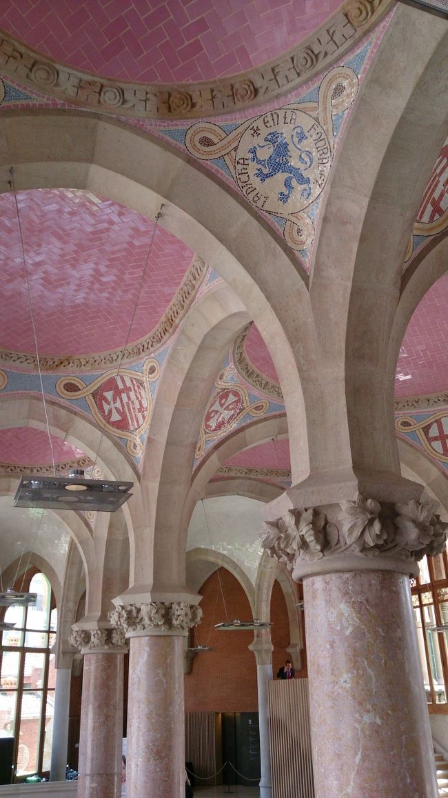 内部の天井はピンク色のタイル