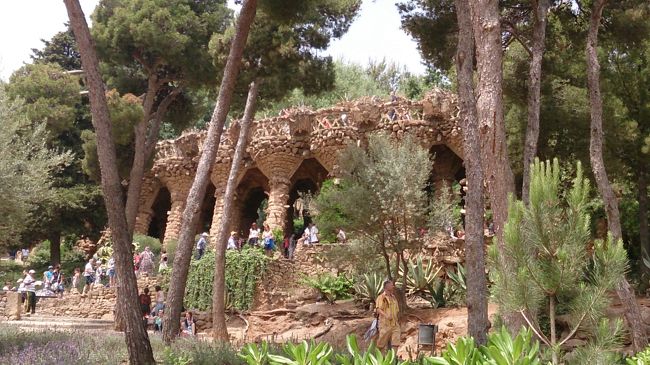 次はグエル公園<br />入場予約時間が２時だったので、早めに行って無料の公園を散策