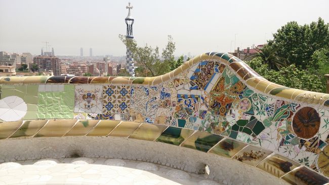 近くに行ってみると、意外と雑なタイルの張り方でした^^;