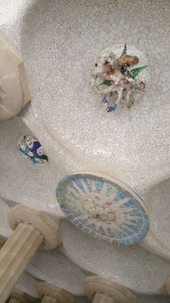 天井に窪みを作り、こういう装飾・・・<br /><br />すごいですね