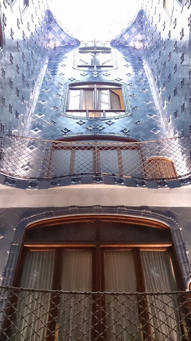 中央の吹き抜け<br />ブルーのタイルがグラデーションになっていてキレイでした。