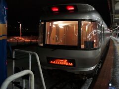 函館で切り離される機関車とスイート。