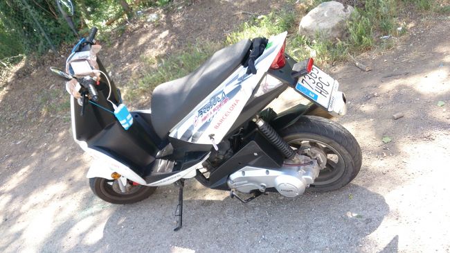 高速に乗って行きますが、ジャンクションでの進行方向支持に不安がありました。<br /><br />バルセロナからあらゆる方面に分かれている事。<br /><br />GPSがあっても、画面に道路が重なって見えるのは車の時と同じ。<br />ただ車と違って、バイクを運転しながら画面を確認するのはかなり怖かったです。<br /><br />しかも、120km/hの速度規制なので、車はすごいスピードで追い越して行きます。<br />このスクーターと言えば・・・<br />フル回転にしても110km/hしか出ませんでした。<br />アクセルを全開にすると、これ以上回らない位置まで回すのに手首が痛くなりました。<br /><br />250cc位のがあれば・・・<br />