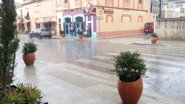 店に入っていると、急に雲行きが怪しくなり<br />バタバタと音がして来ました。<br /><br />なんと、雹が降っているじゃないですか！<br />親指の先くらいの大きさでした。