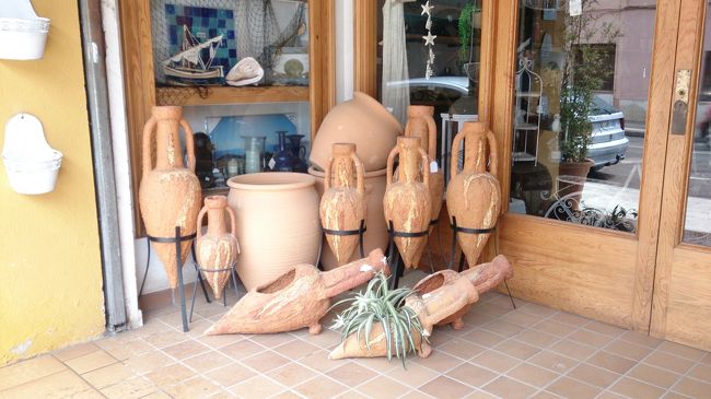 時間的にはこちら特有のお昼ねタイム？<br />店は閉まっている所もありました。