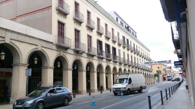 この場所からバルセロナに向かい走りました。<br /><br />やはり、途中で雨が降り出し屋根のある所で雨宿り。<br />レンタルスクーターのオーナーに話したら、<br />「あっちの方は北部だからたまにあるんだ」と言っていました。<br /><br />