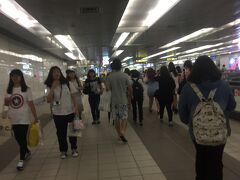 台北小巨蛋駅に着くとさすがにEXO色が高くなってきた。
女子の若さと見た目は、あまり韓国と変わらない。
どちらかというと韓国の子の方が肌が白い子が多いかな。
やぱ南国の国だけあって、小麦色の肌の子が多い気がする。

日本のライブって大体は最前でも天井席でも同じ値段ですが、
韓国も台湾も、席のエリアによって値段が違うんです。
フェアですよね。
ちゃんと割り切って買えるっていうか。
でも、今回の台北ライブ、一番高いエリアは5800元(約23000円)!!!
ＥＸＯのファンは中高生が多いだろうに金額高くない？！
３月のエクソのライブでも11000円くらいだったのに･･･
あんなに人数が多いEX○LEでも12000円なのに･･･(°°;)

なかなかふっかけます、台湾。

まぁ海外ファンの私は代行に頼るしかないから、定価では買えないんだけどね(-_- )