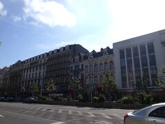 左側にあるホテルメトロポールが今回お世話になるホテルです。

創業1895年でベルギーのホテルとしては市内最古の歴史あるホテルなんですって！！
