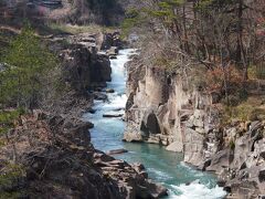 バス停を降りてすぐ、橋があり、橋を渡った向こうが遊歩道になっているようです。

橋からの渓谷の眺め・・・栗駒山の噴火によって堆積した凝灰岩が、数万年という年月をかけて、水流に削られ形成された・・・みごとな自然の彫刻。約２ｋｍにわたってこの光景が続いているそうです。国の名勝天然記念物に指定されています。

