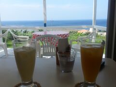 海が見える、雰囲気のいいカフェでお茶タイム。