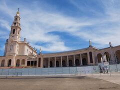 昔、この場所は石灰岩が露出し　乾燥して農業もできず
細々とした牧畜がやっと可能なだけの　荒野でした