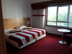 *ＢＥＴＡ　ＰＯＲＴＯ*

バスで　トマールから　約2時間40分　
ポルトのホテルに到着しました
時刻は19：00ですが　まだ明るいです
