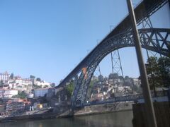 ドン・ルイス・一世橋
道路下から、上にケーブルカーの発着場があります