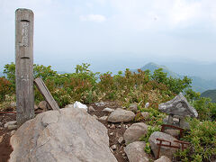 守門岳山頂は360度の展望ですが、今回はあいにく梅雨時期のかすみがかった天気でした。正面に浅草岳がかろうじて見えた。
