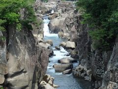 磐井川沿いに出ると、このような渓谷が続いています。