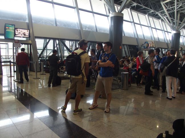 朝のRecife空港。日本人だらけ