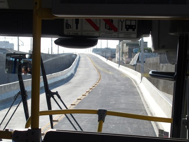 BRTの専用軌道。最初はトラムの準備が間に合わずにバス専用レーンにしてるのかと思ったけど、予算の都合でBRTになったらしい