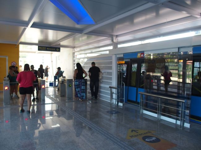 BRTの駅には改札がある