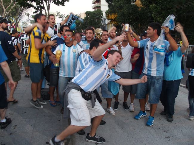 試合前に盛り上がるアルヘンサポ