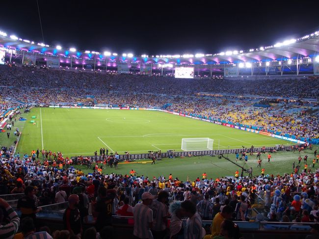 座席はこちら。客の半分はアルヘンサポ。隣国でありWembleyと並ぶ聖地Maracanãとあってサポの数が半端ない