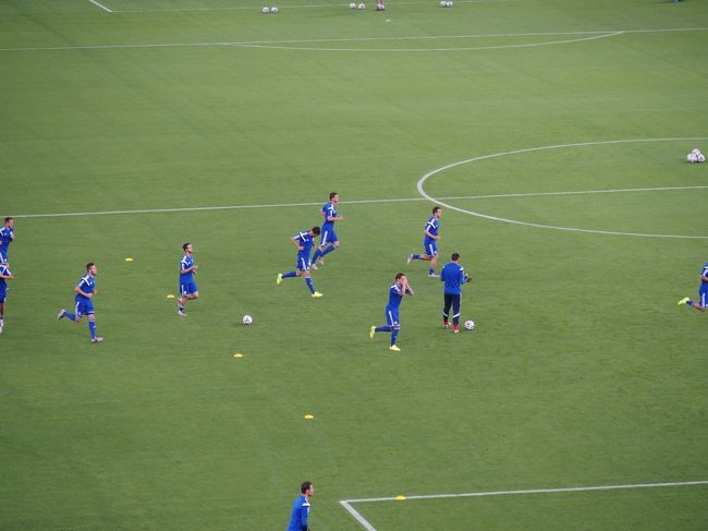 Bosniaの選手がウォーミングアップに登場