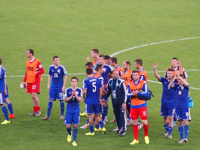 ブラジウまで応援に来てくれたサポに挨拶するBosniaの選手たち