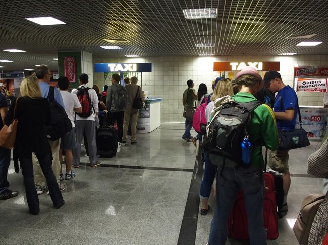 深夜なので例によってタクシーの予約カウンターに並ぶ