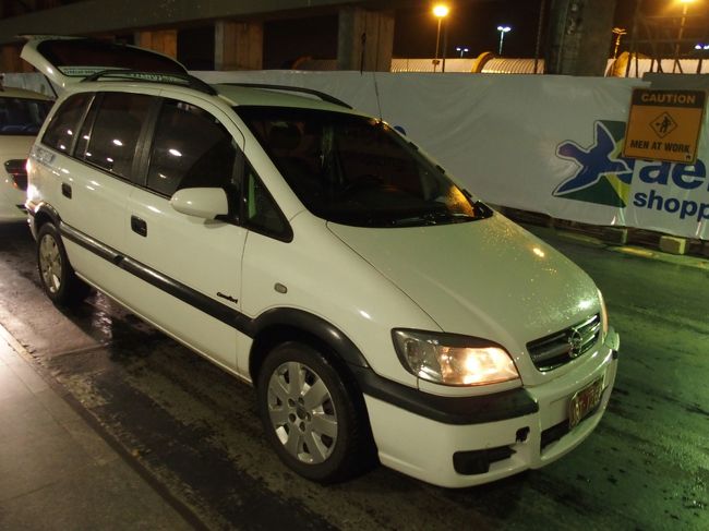 タクシーでホテルへ。既に深夜2時を過ぎているという