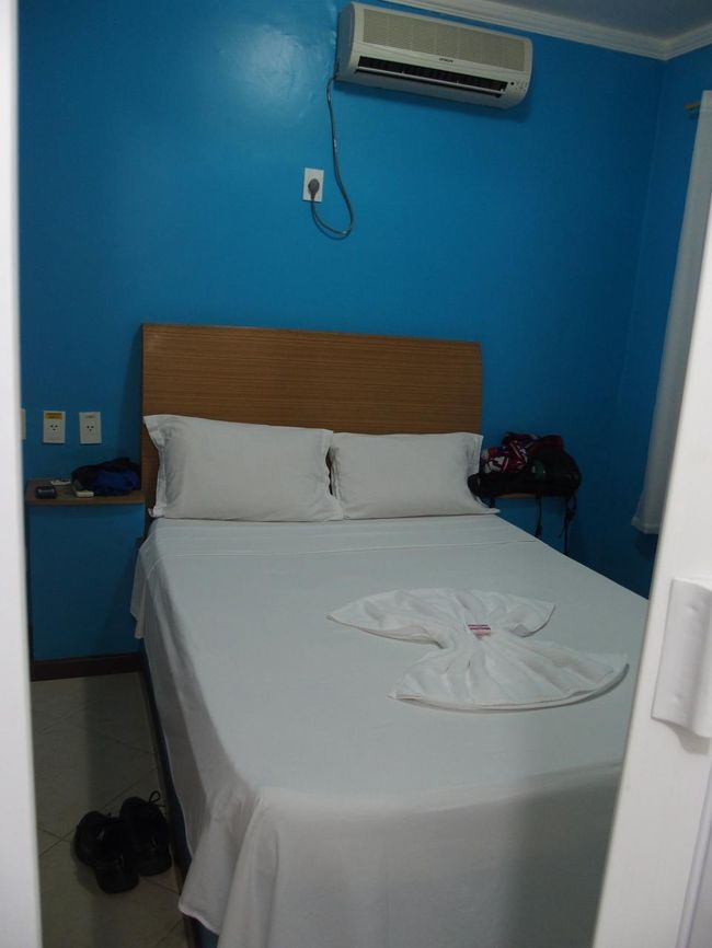 ホテルの部屋。シャワーを浴びて即就寝