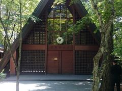 少し時間があったのでぶらりと♪

敷地内に軽井沢高原教会があるのですが当日は挙式中で中の様子は伺えず……残念！

※年間を通じてイベントが多い教会です。興味がある人は事前に要チェックです。