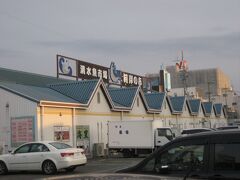 清水魚市場海岸の市

いわゆる鮮魚センターですが、清水駅からも近くアクセスしやすく、且つなかなか良い品ぞろえです。
清水駅前から直ぐにあります。
買い物をすれば駐車場も無料です。