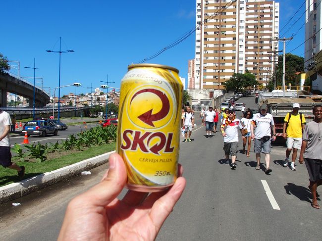 なんとか渋滞をクリアして例の道を歩く。今日はじめて口にしたものがこのビールという（苦笑）