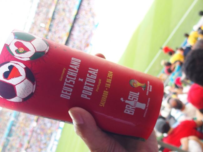 この大会では飲み物を買うと試合ごとに用意されたこんな感じのコップに注いでもらえる。これがかなりのレアアイテムになってた。最初は誰かが捨てたのを拾ってたのだが、これが有名になってくるとなかなかゲットするのが難しくなり、この日当たりからは売店や売り子から買うことに。