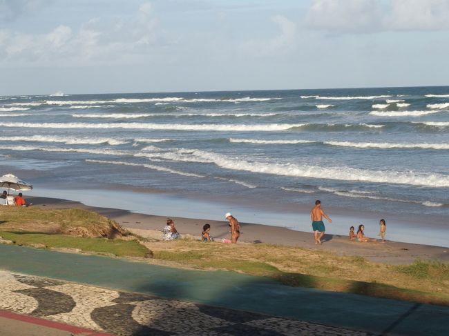 風が強く波が高い。サーファー向けの海か？